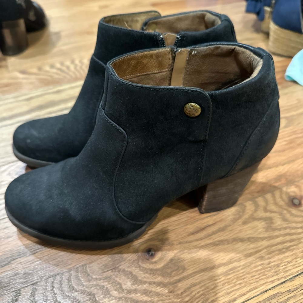 Size 8.5 Clarks Black Booties